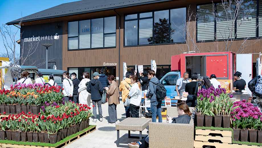 いざ！お目当てのキッチンカーを目指して。マーケットホール前のキッチンカーへ続く行列