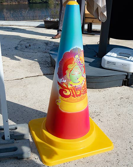 強風対策にカラーコーンにかぶせたPOPコーン