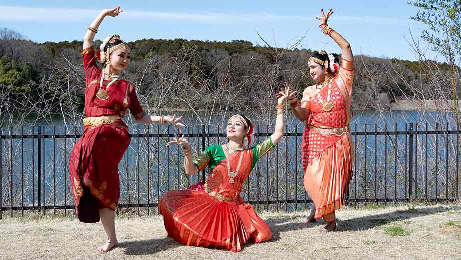 日印で活躍中のシュブラ・ゴスワミ（Subhra Goswami）さん（中央）らの現代的なインド舞踊