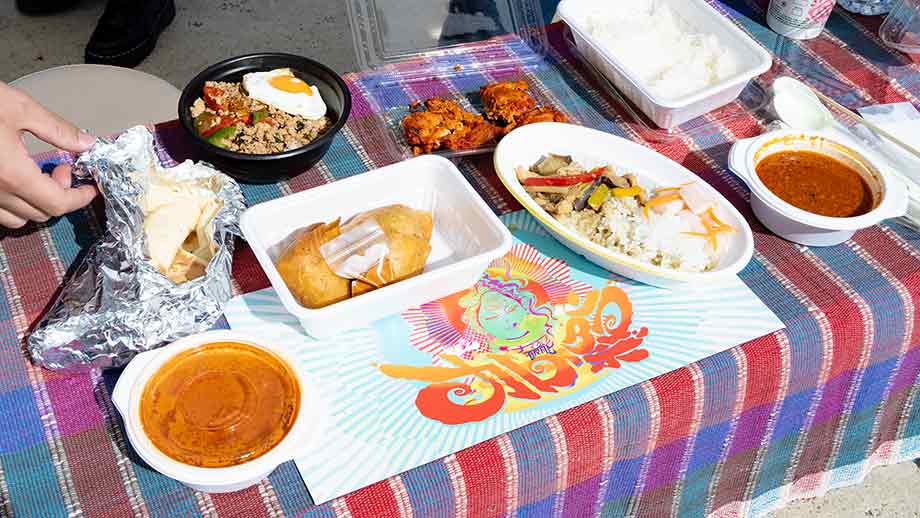 多種多様なカレーと置くだけラバーのランチョンマット。もちろん、あっという間に完食