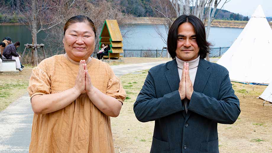 インド式の挨拶を行う緒方氏と野村氏