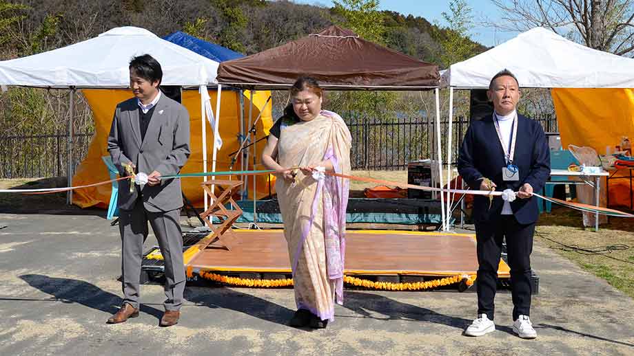 開会式の写真：右から（株）ムーミン物語代表の望月潔氏、実行委員会代表の緒方氏、当社担当営業の鯨井。