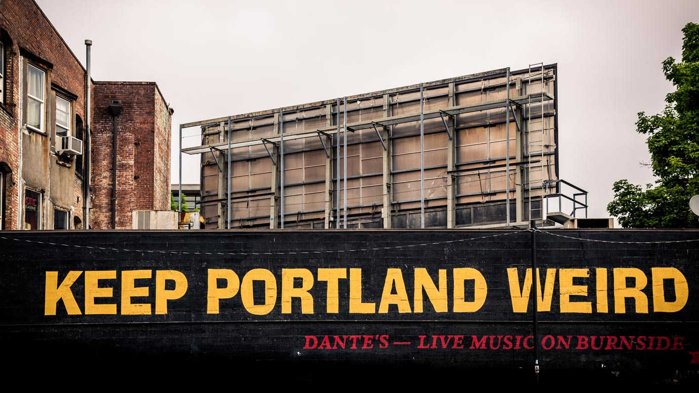 建物の壁面に大きく描かれた「Keep Portland Weird」の黄色い文字
