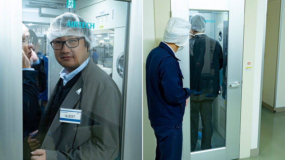 品質管理のためにエアシャワー室へ入るサインアーテック社員