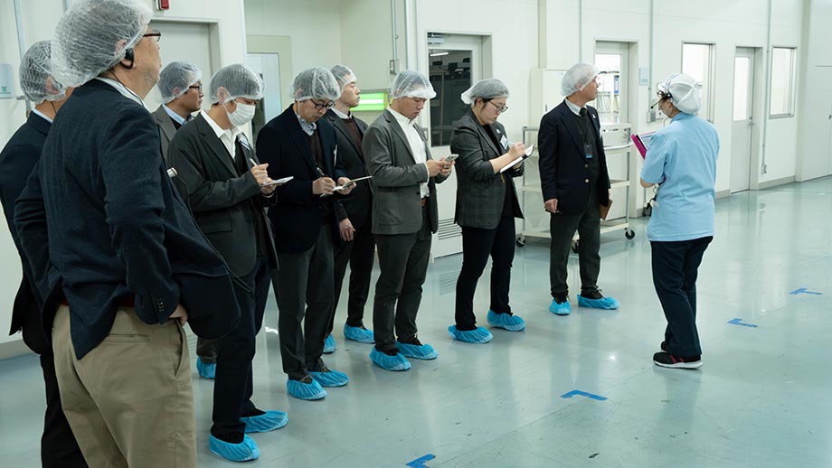 各工程の説明を受ける一同