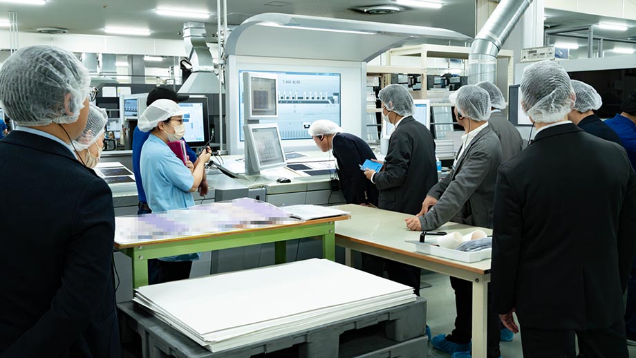 東京本社と島田センターで色味が変わらない仕組みの説明を受ける一同